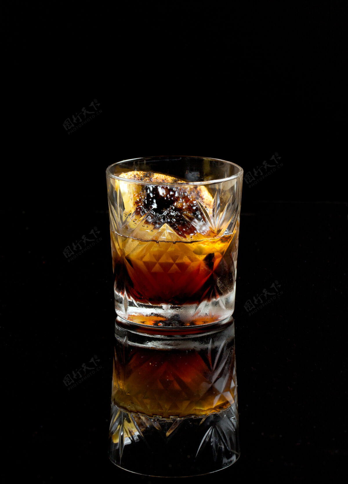 饮料黑色的俄罗斯鸡尾酒 背景是黑色的金酒新鲜玻璃