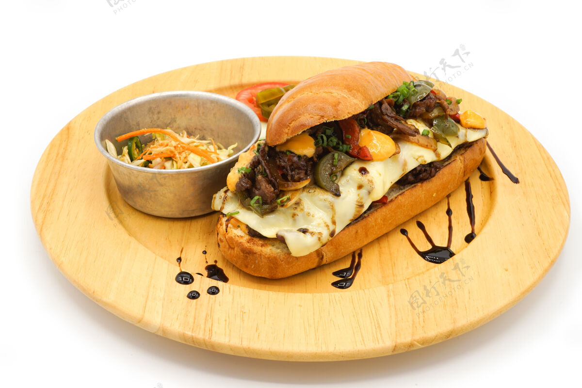 芥末适用于韩国和美国热狗早餐的风格与面包猪肉奶酪和蔬菜在圆木板上热快餐香肠