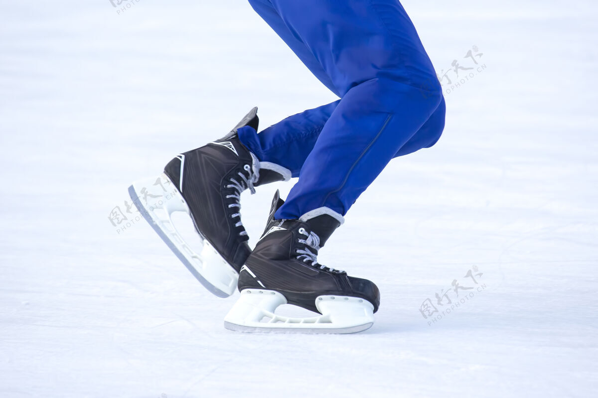 跑步在溜冰场溜冰的人的腿爱好和运动腿骑行男性