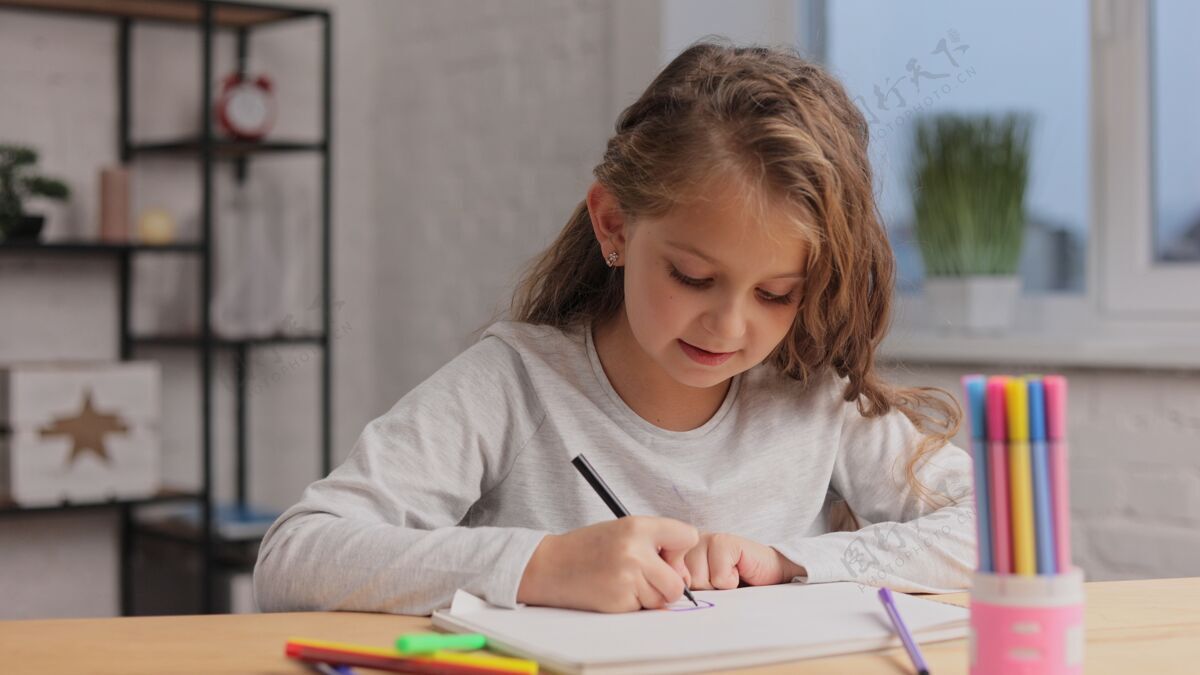想象小女孩用毛笔在白纸上画画相册.播放独自一人 在家里进行创造性的艺术活动想法童年生活方式