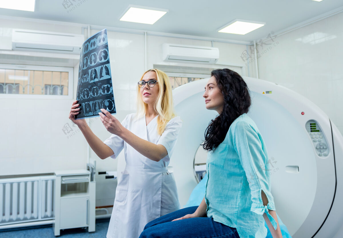 测试放射科医生和一个女病人一起检查ct扫描医疗保健实践机器