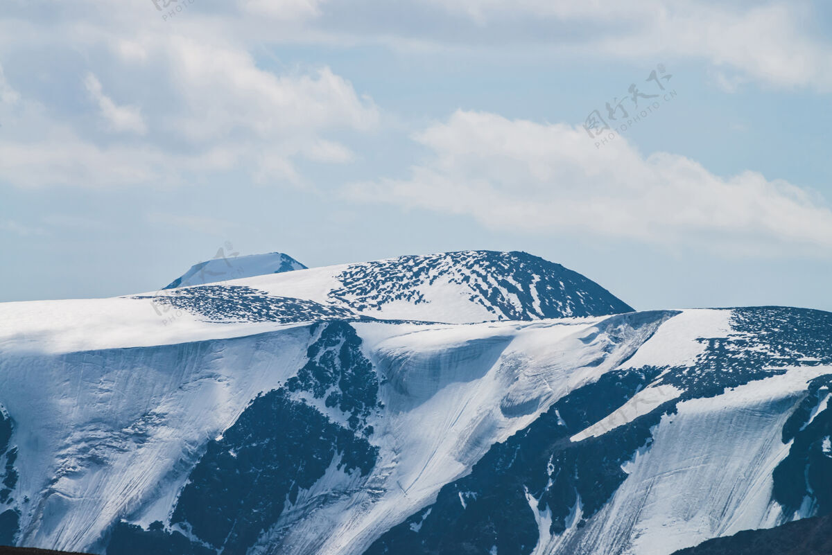 巨大大氣簡約的高山景觀 雪峰上有巨大的懸冰川田園詩靈感巖石