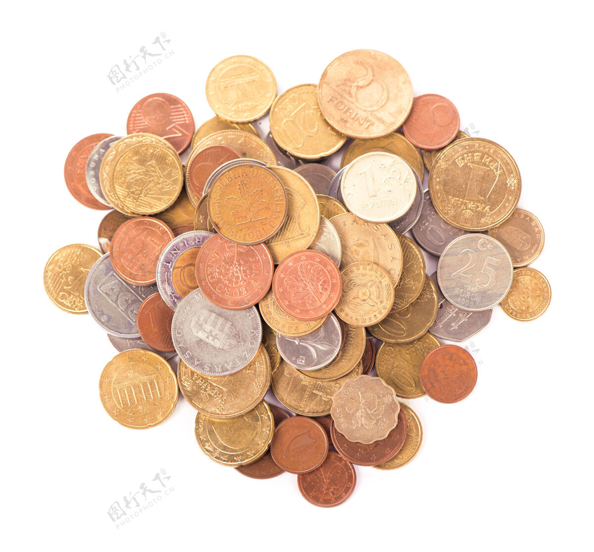 昂贵在黑色背景上堆叠不同国家的硬币圆世界银行