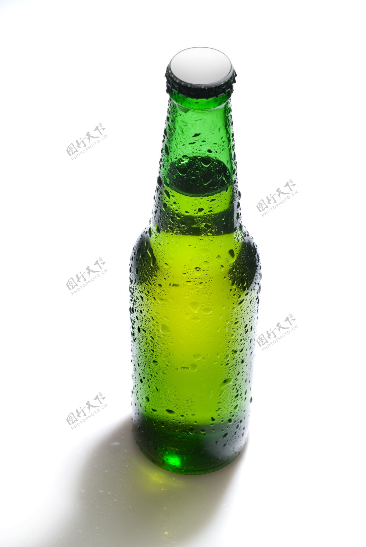 光绿色啤酒瓶与水滴隔离在白色啤酒流湿