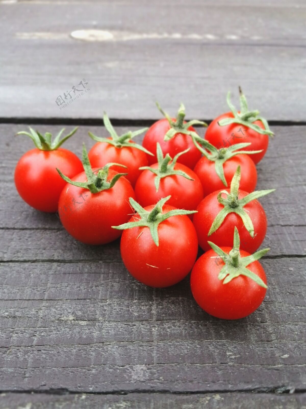 营养小樱桃番茄放在木头的深色表面上新鲜有机樱桃