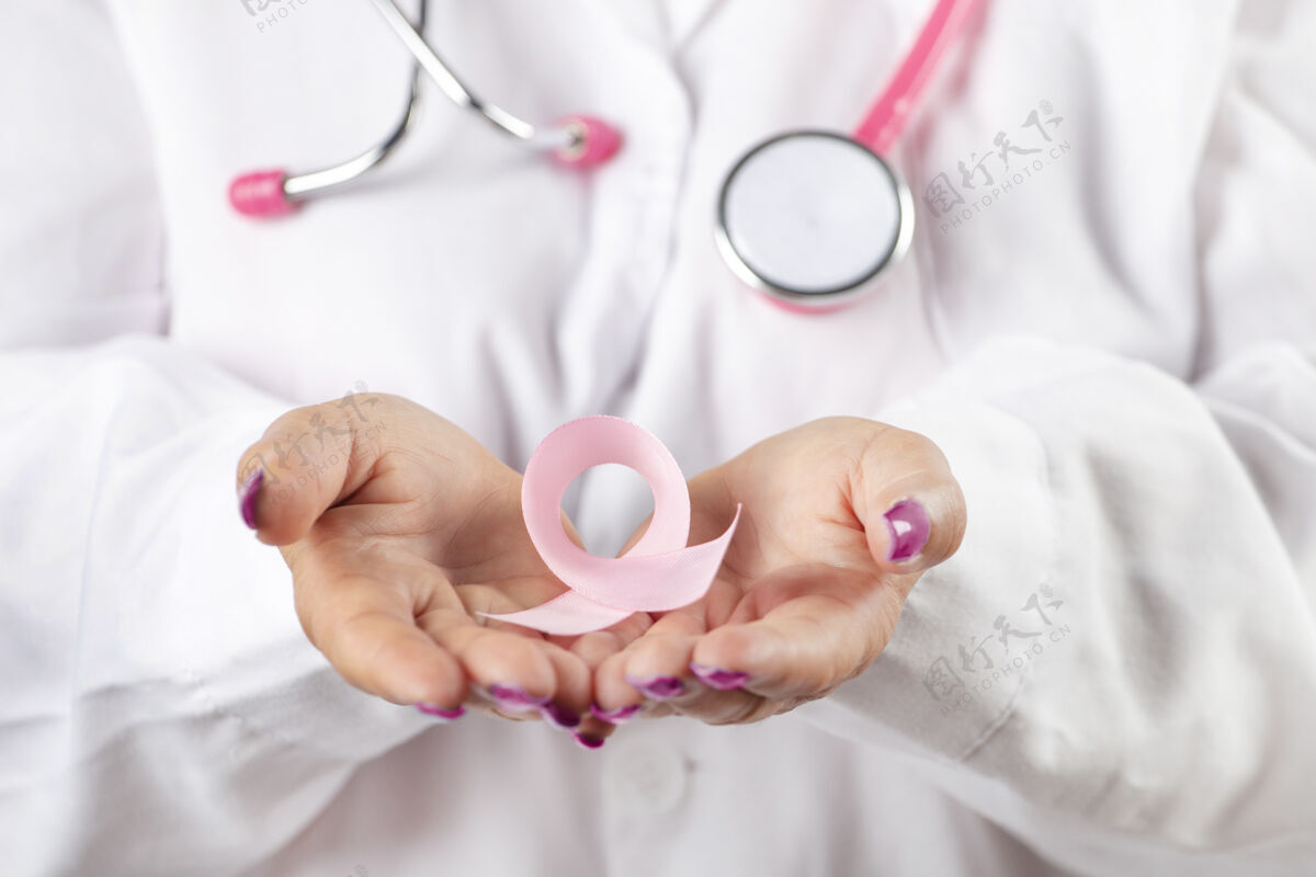 反对女医生手持听诊器手持乳腺癌宣传带丝带听诊器意识