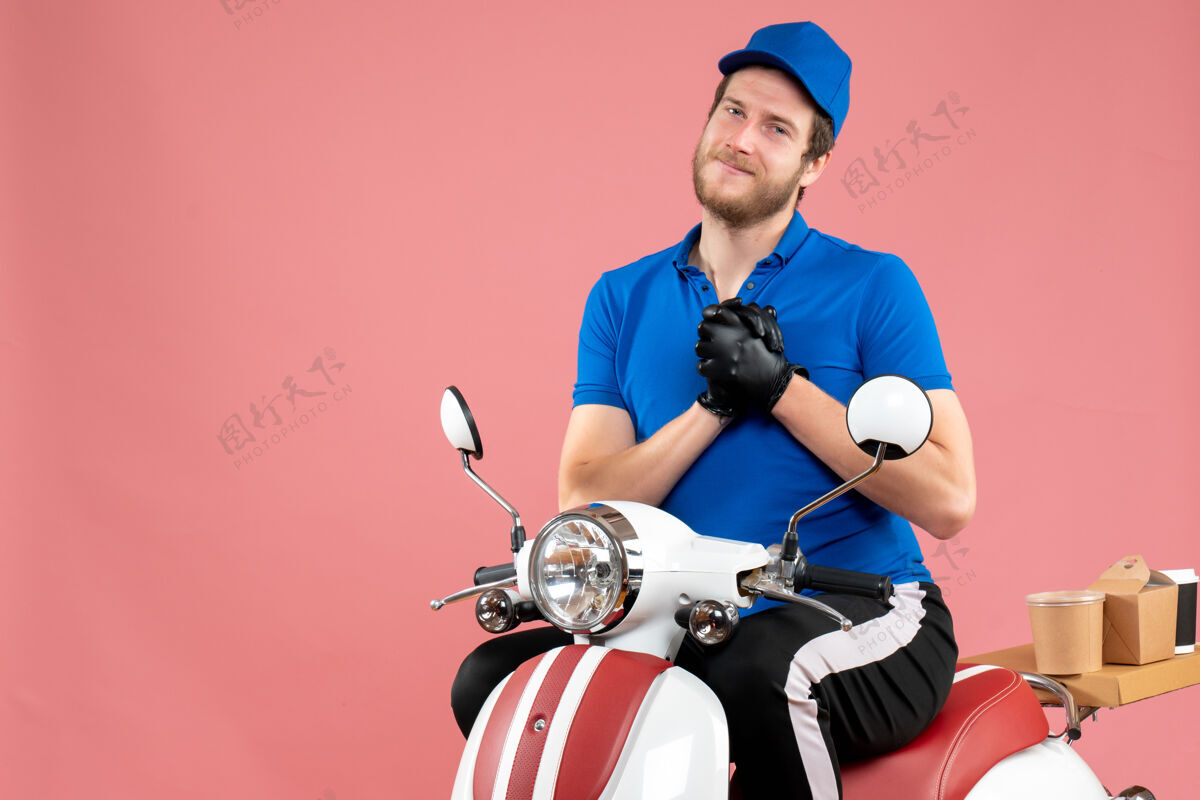 人正面图身着蓝色制服的男性快递员骑着粉色食品自行车送货工作服务快餐工作蓝色食物
