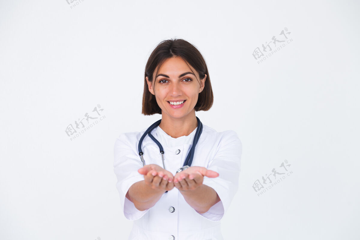 朋友女医生穿着白大褂孤身一人 自信地微笑着双手空空抱着黑发女性药剂师