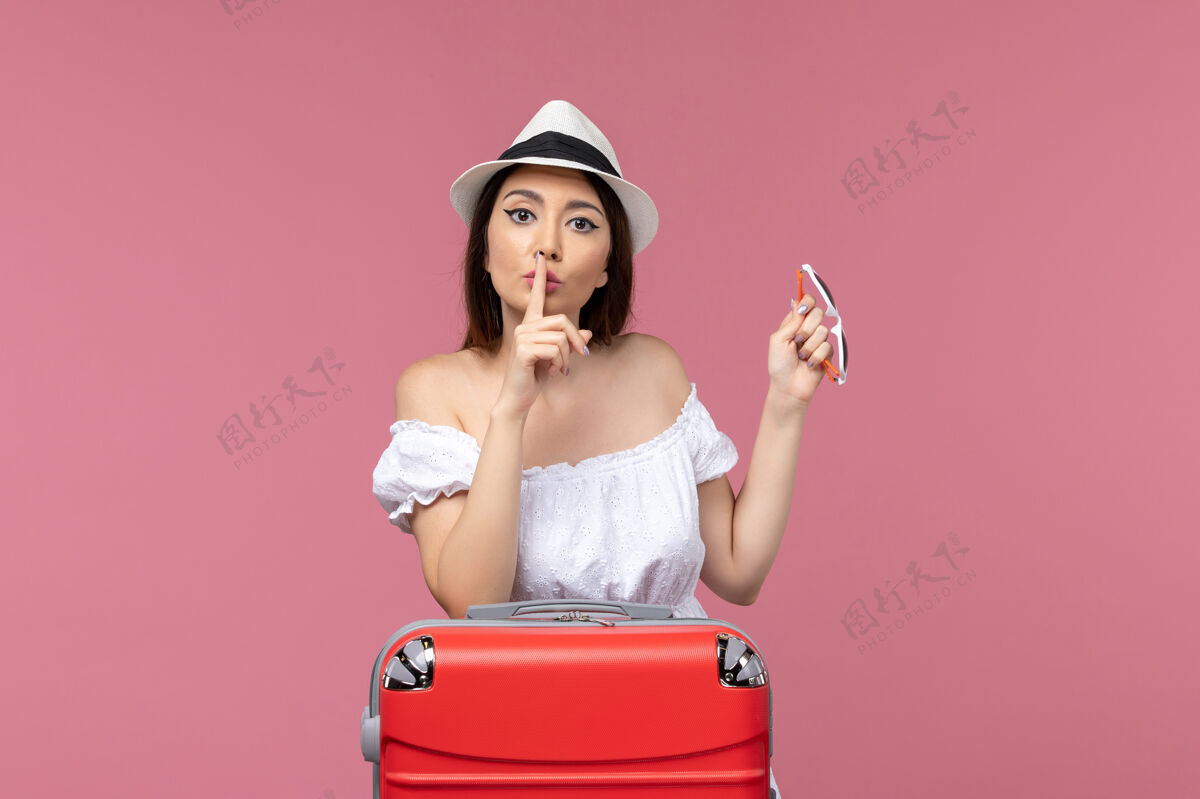 人正面图粉色背景上准备度假的年轻女性出海旅游旅行成人肖像