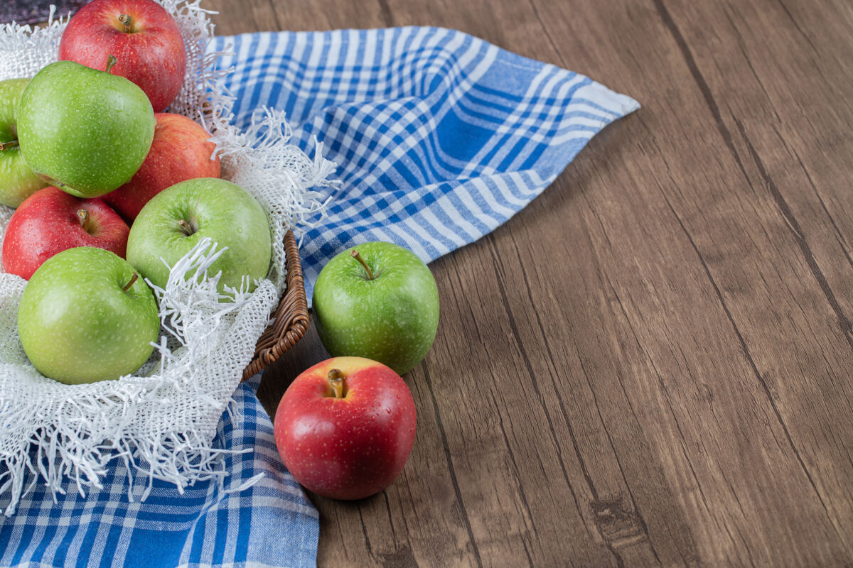 产品苹果放在白色粗麻布的木篮里水果酸味热带
