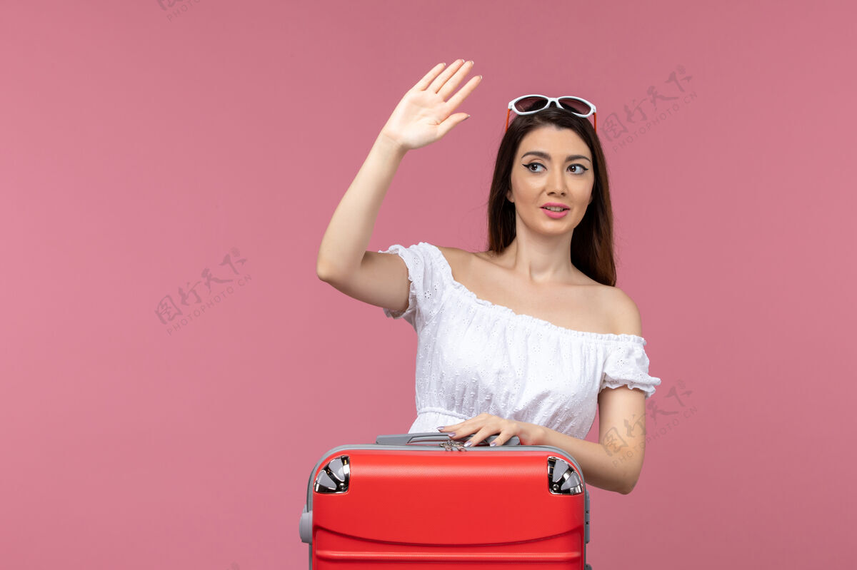 旅行正面图年轻女子站在粉色背景上准备度假出国旅行女性航海成人微笑站立