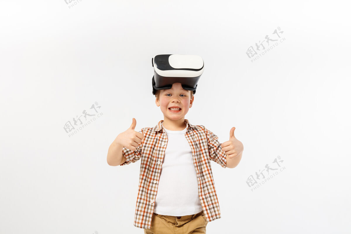 现实获得新的水平和技能小男孩或儿童在牛仔裤和衬衫与虚拟现实耳机眼镜隔离在白色工作室的背景概念的尖端技术 视频游戏 创新游戏娱乐眼镜