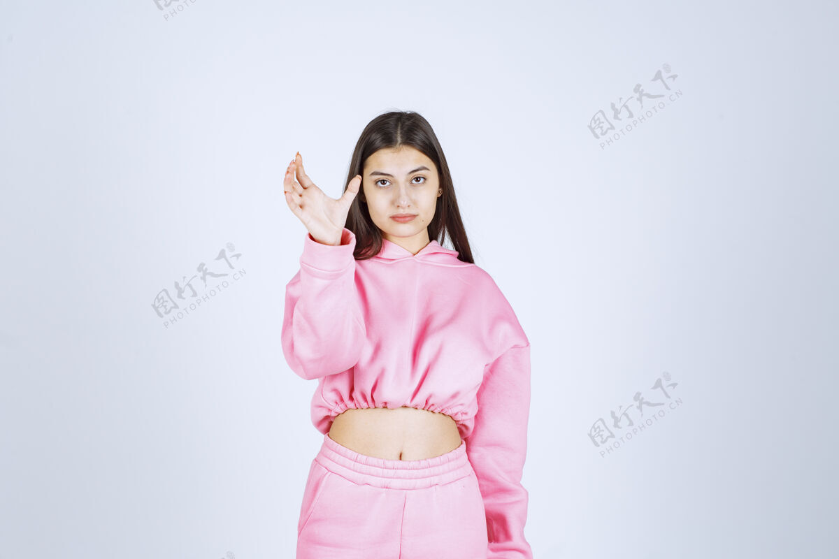 测量穿着粉色睡衣的女孩 展示产品的估计数量或尺寸女人尺寸女性
