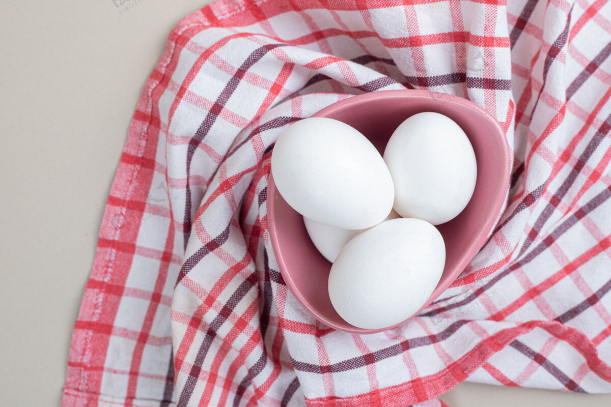 鸡肉桌布上粉红色盘子里放着几个新鲜的鸡蛋家禽食品生的