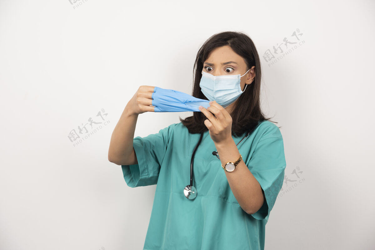 职业戴着医用口罩 戴着白底手套的女医生工作面罩医生