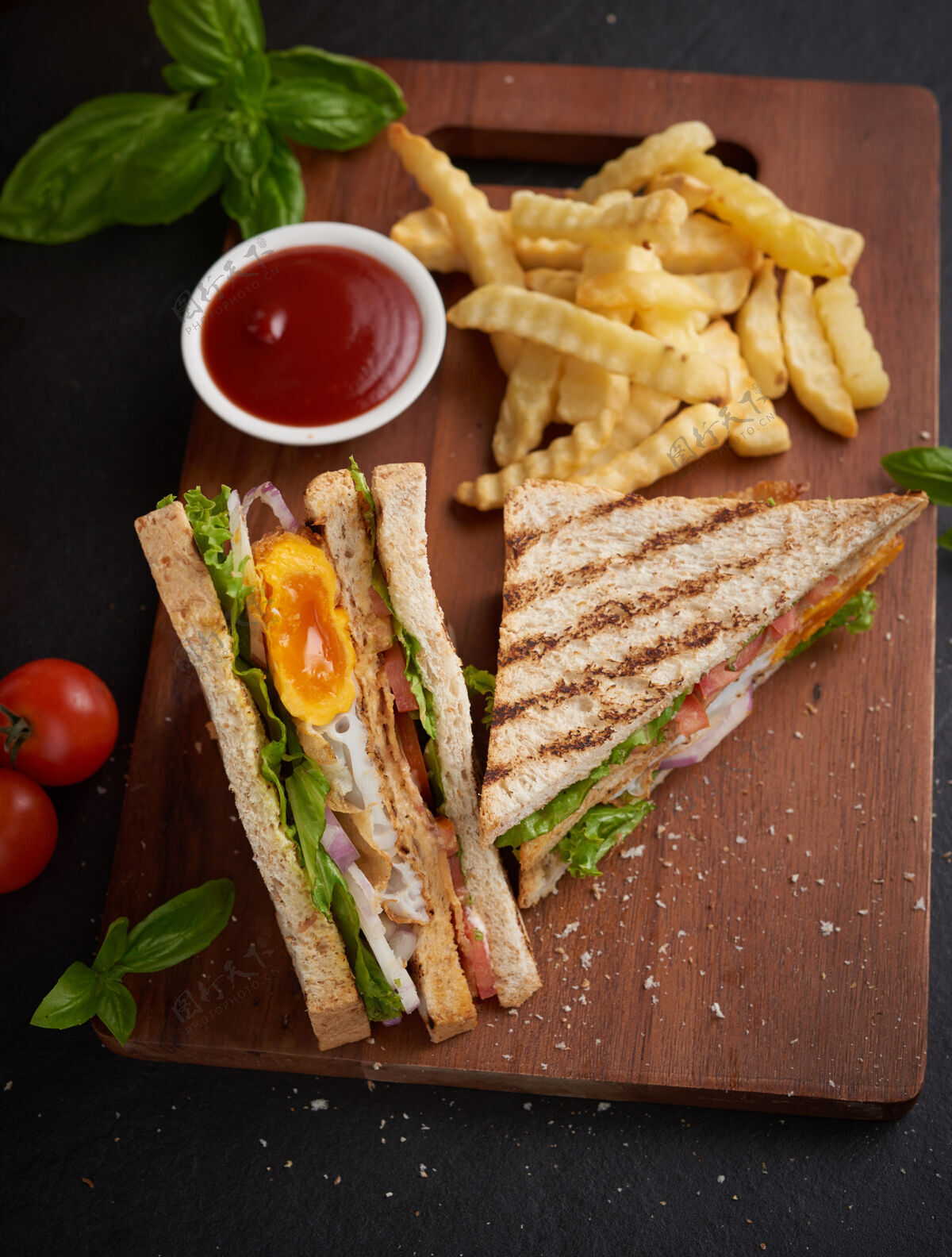 午餐烤制三明治 配培根 煎蛋 西红柿和生菜 放在木制砧板上鸡蛋脂肪蔬菜