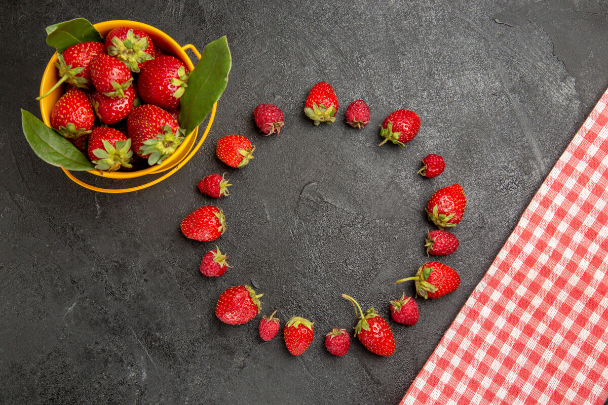 新鲜的红色草莓顶视图新鲜的红色草莓放在深色的桌上浆果色的水果覆盆子浆果颜色深色