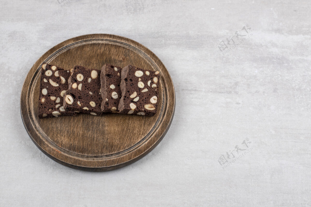 烘焙自制巧克力布朗尼放在木盘上 放在大理石桌上饼干甜点零食