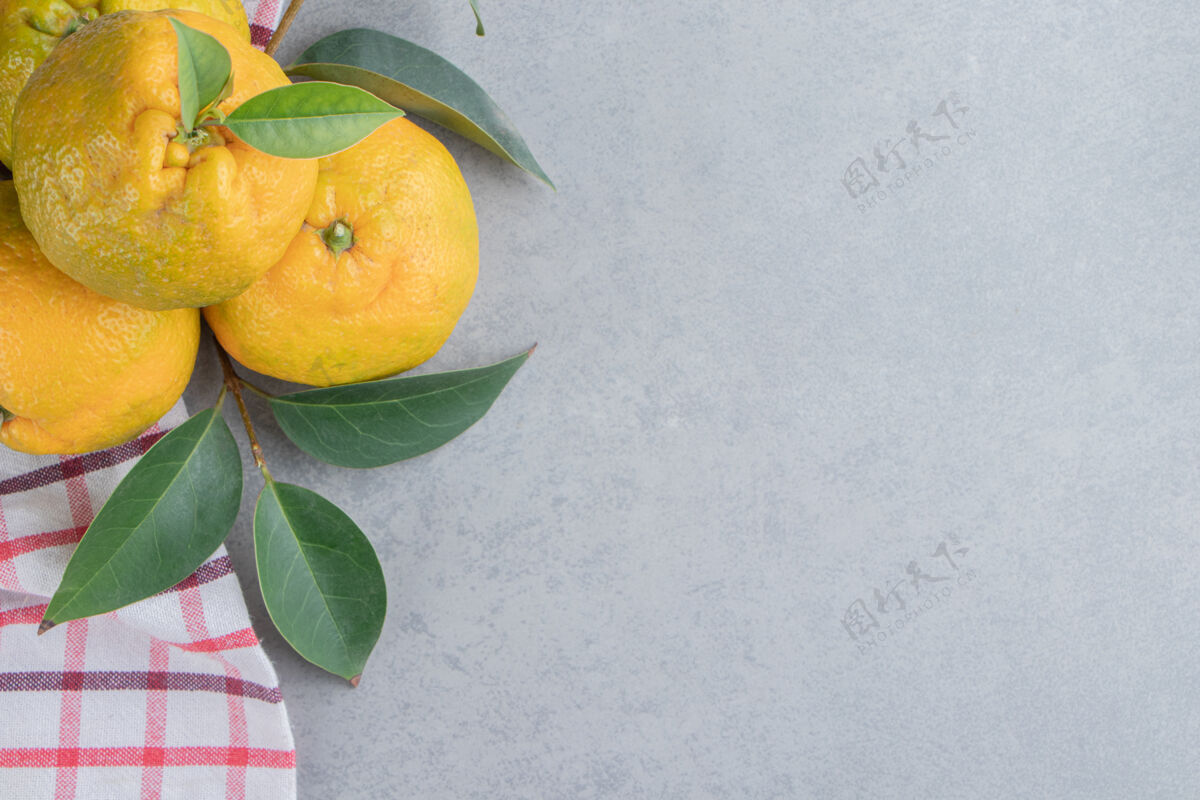 营养一小包橘子放在大理石上的毛巾上配料水果健康