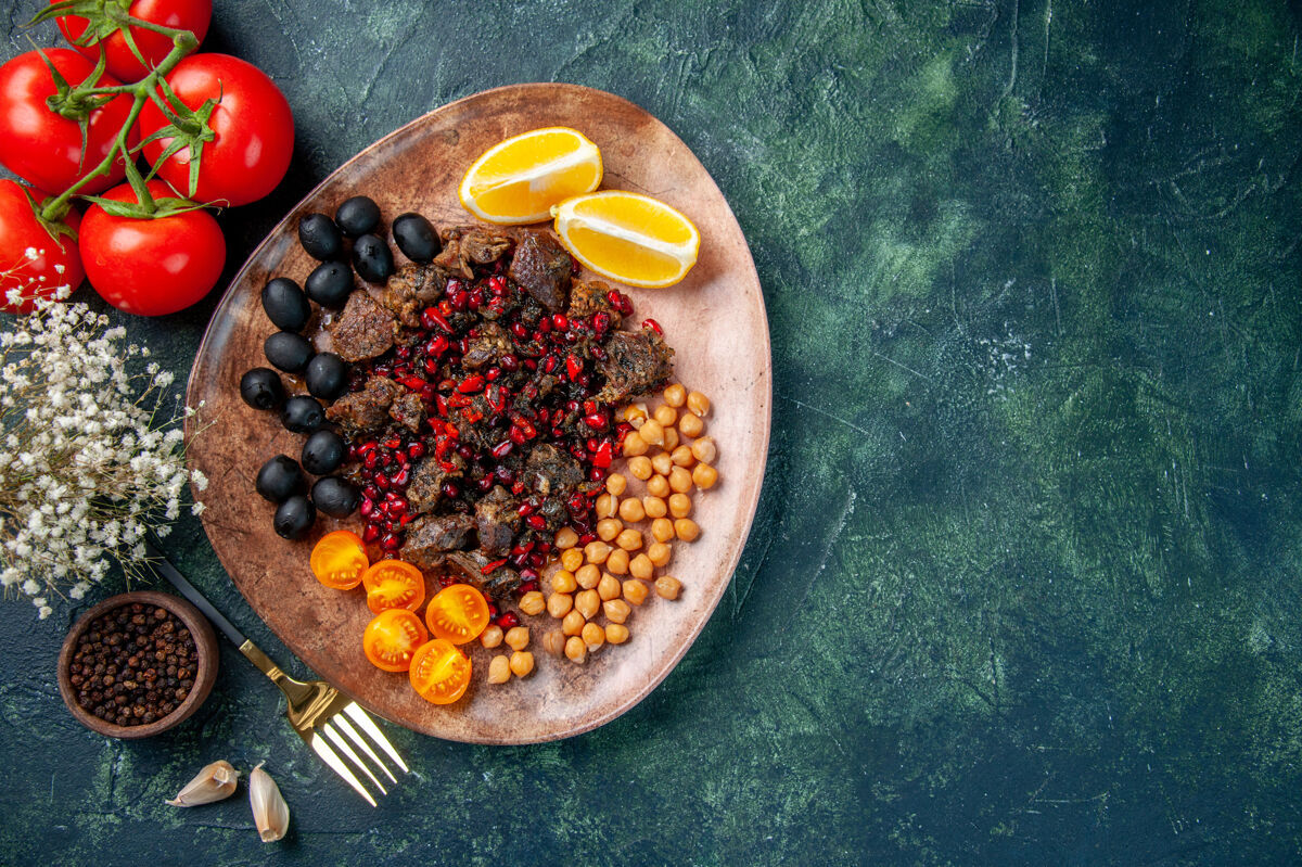 豆子俯瞰美味的肉片炒豆子 葡萄和柠檬片盘内 一餐美食胡椒视图水果