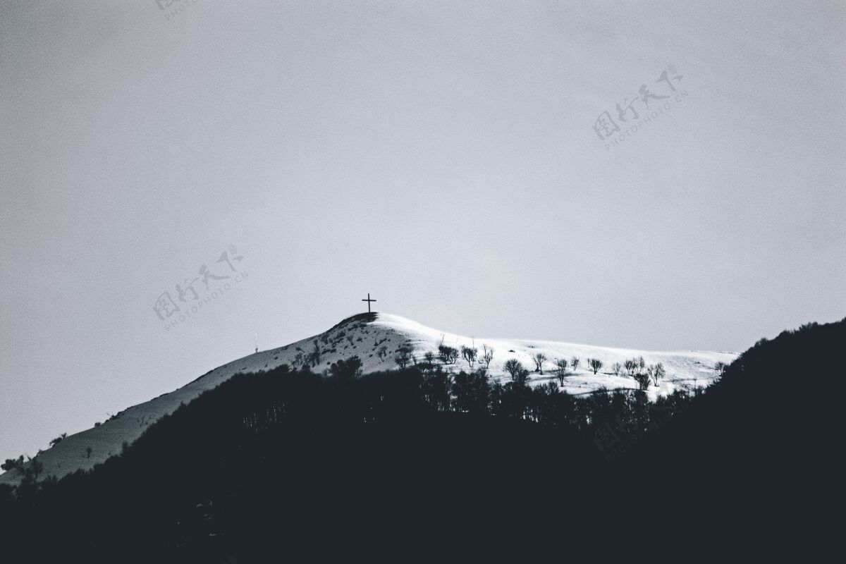 户外在阴天拍摄的美丽的雪山山峰的低角度镜头阿尔卑斯山寒冷山