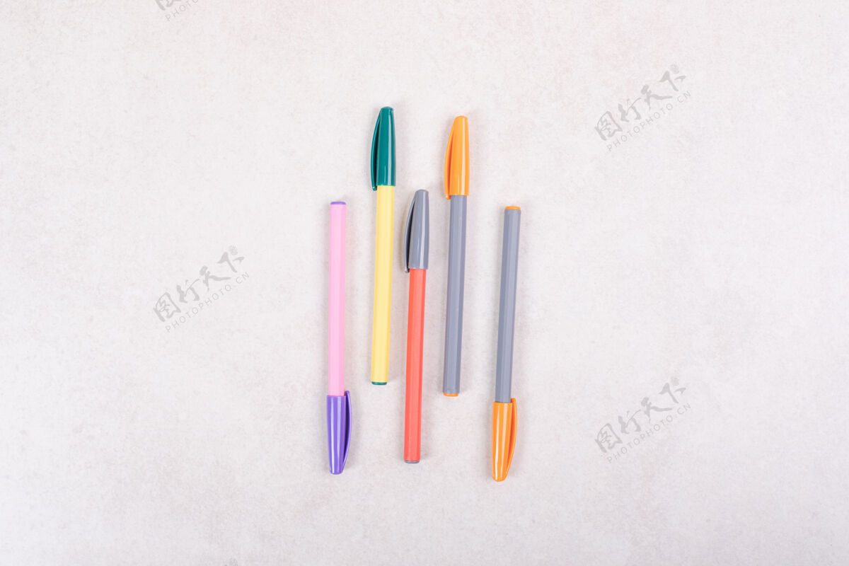绘画白色背景上的彩色记号笔工艺生动记号笔