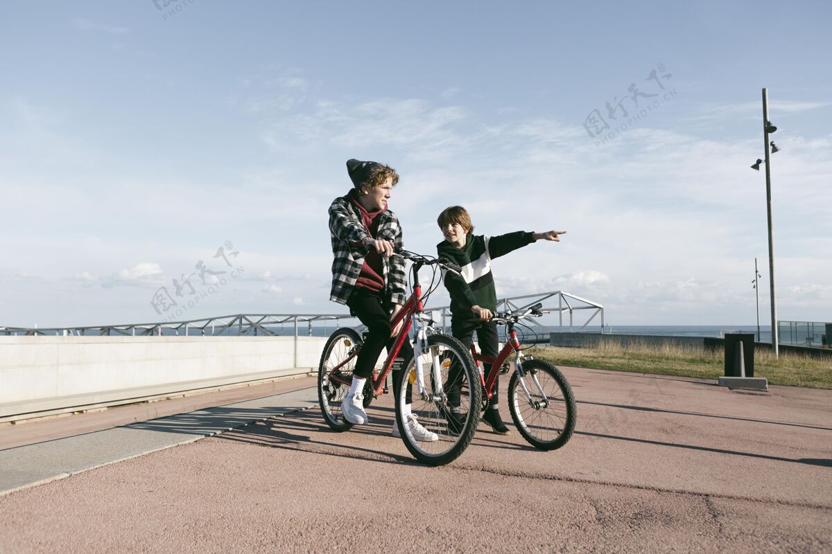休闲两个男孩在户外骑自行车自行车户外娱乐