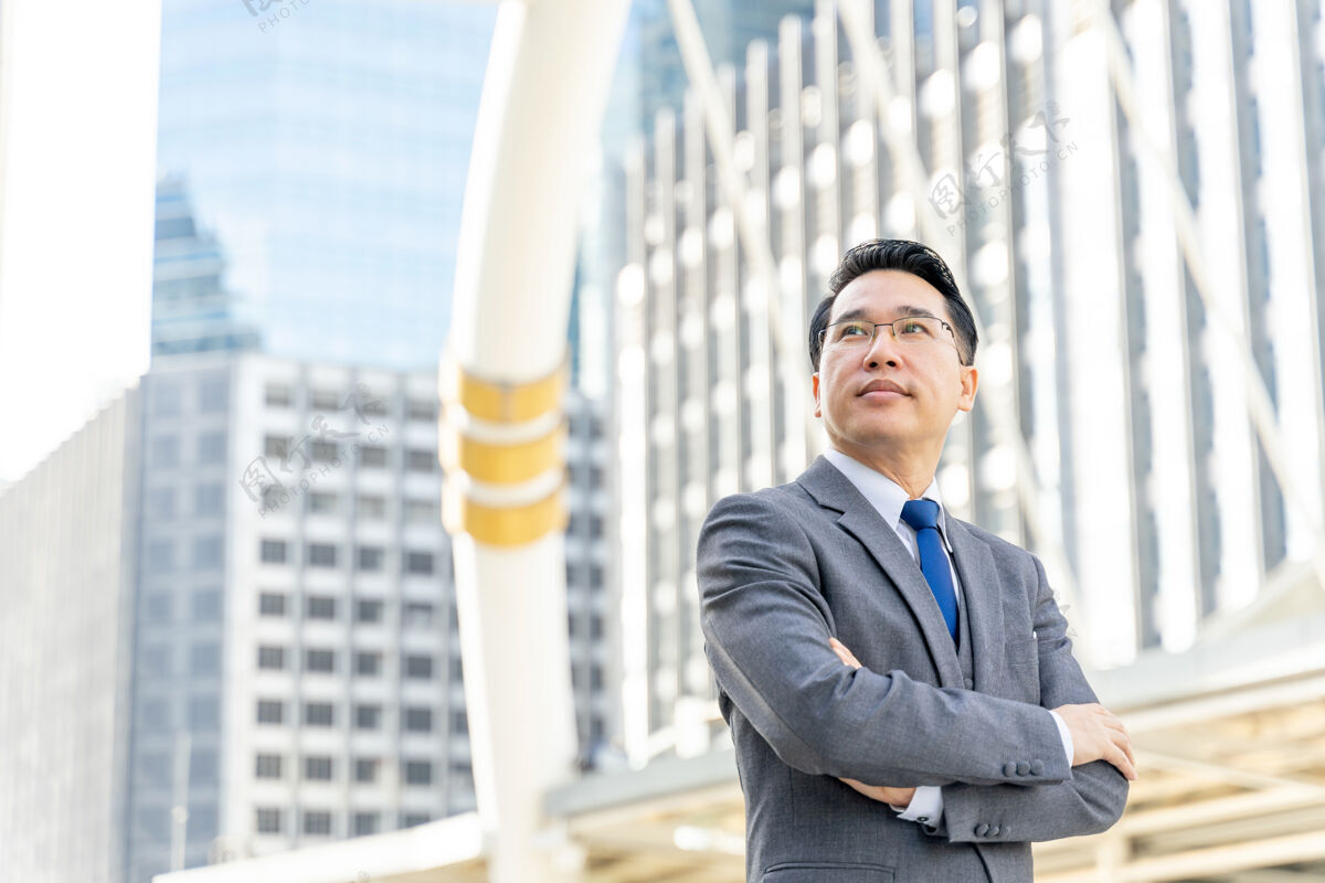 城市肖像亚洲商务人士商务区 高级有远见的行政领导与商业愿景-生活方式的商务人士的概念经理高级商业人士