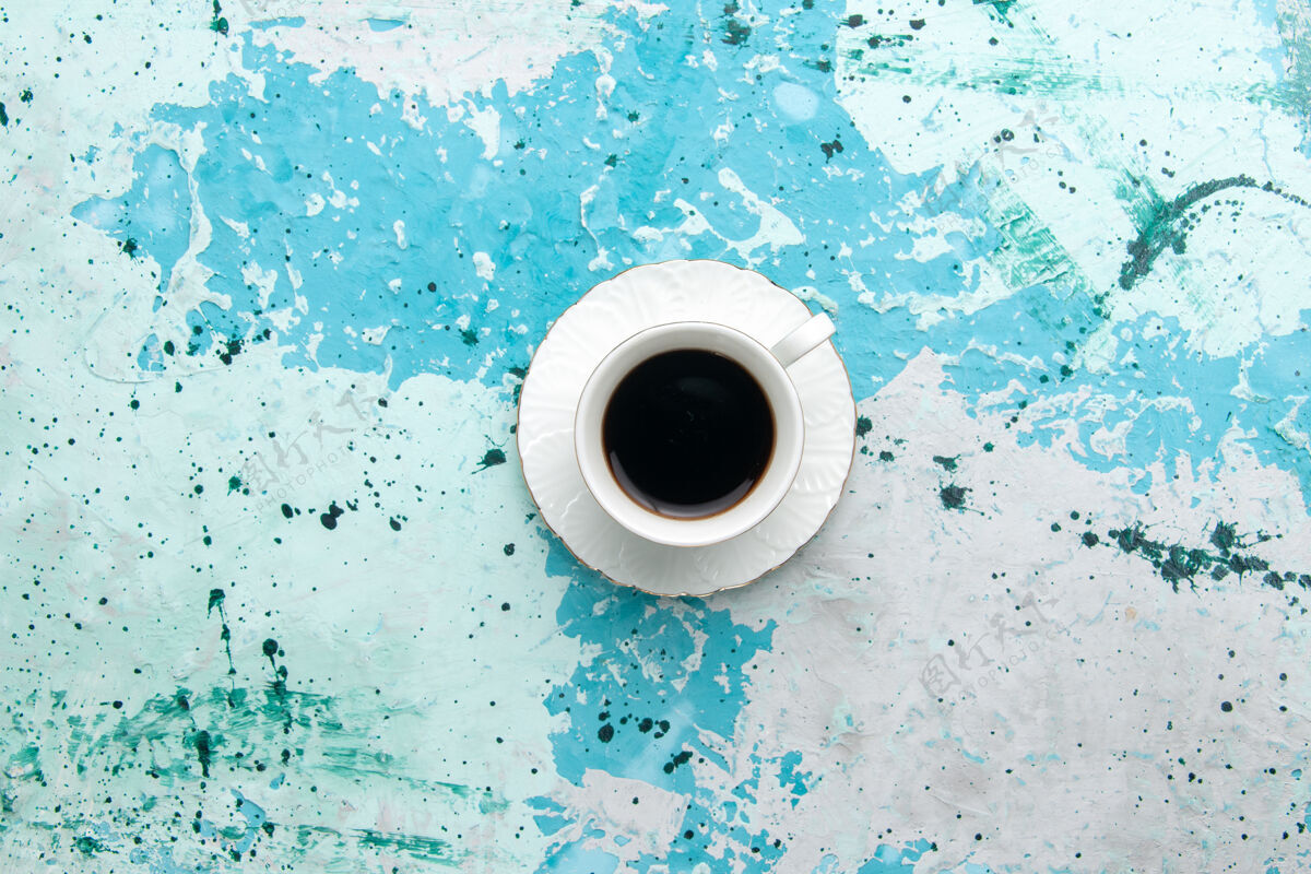 光顶视图一杯热咖啡和浓咖啡浅蓝色背景喝咖啡可可睡眠彩色照片杯子背景咖啡