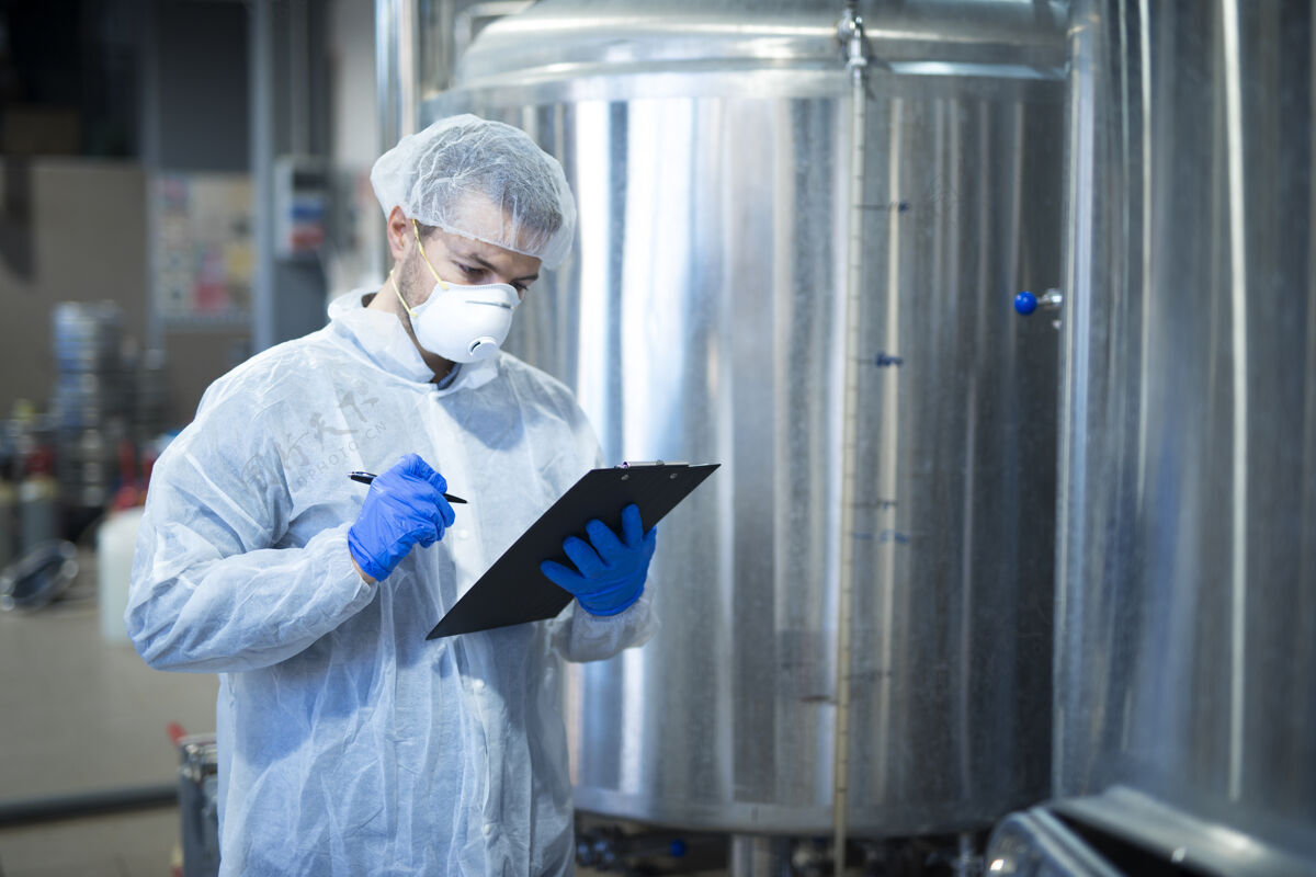 质量在制药或食品加工厂控制生产的技术专家专业人员专家白色套装