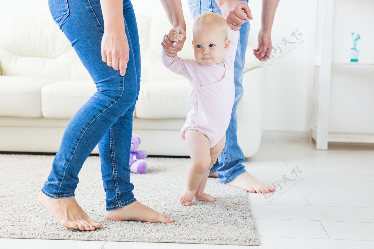 男孩小女婴学走路的第一步学习儿子天真