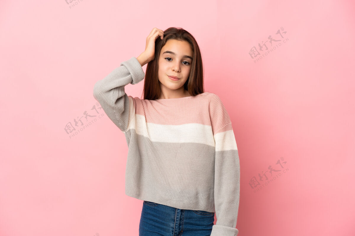 童年小女孩孤零零地站在粉红色的墙上 表情沮丧 不理解手势年轻干净