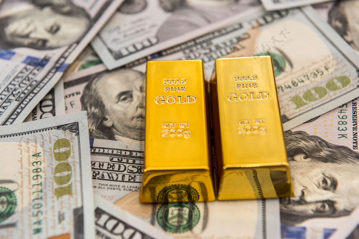 价值金条躺在美元钞票上省钱省钱的概念价格黄金纸张