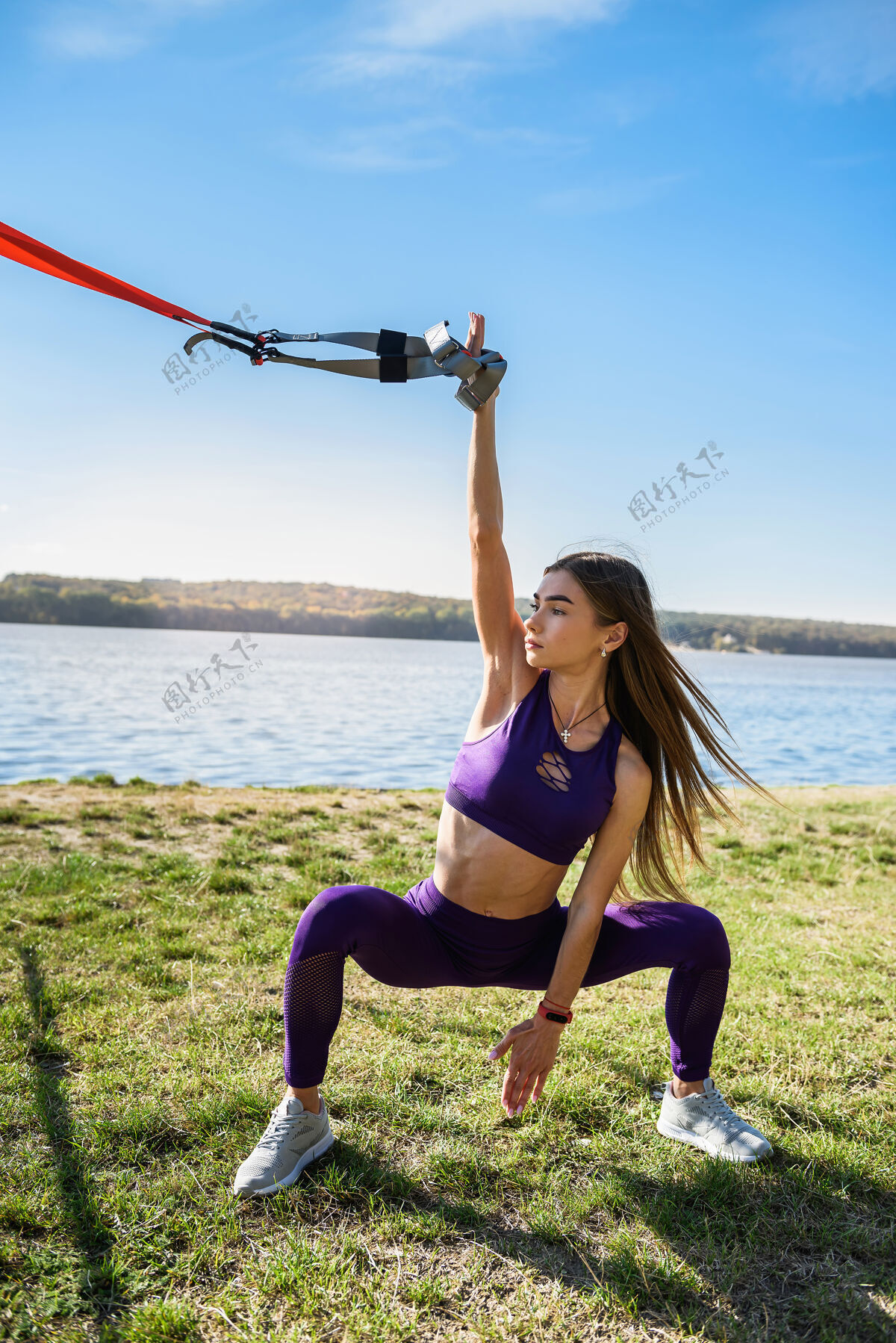 吊带年轻女运动员用trx做早操训练运动员黑发活跃