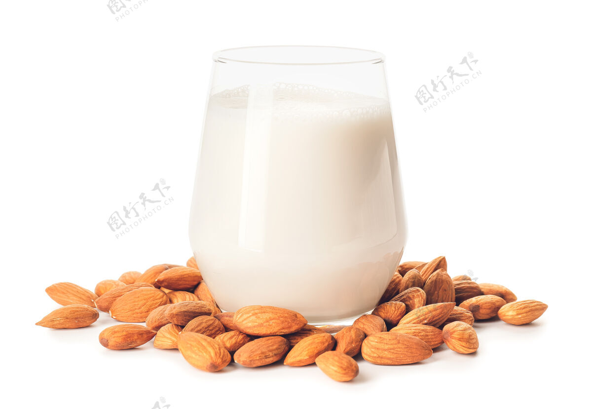 新鲜一杯白底美味杏仁牛奶素食者蛋白质成分