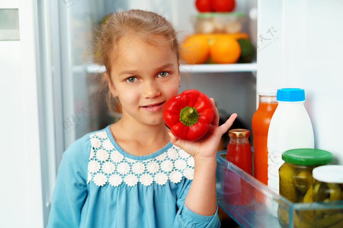营养站在冰箱前挑选食物的小女孩厨房童年室内