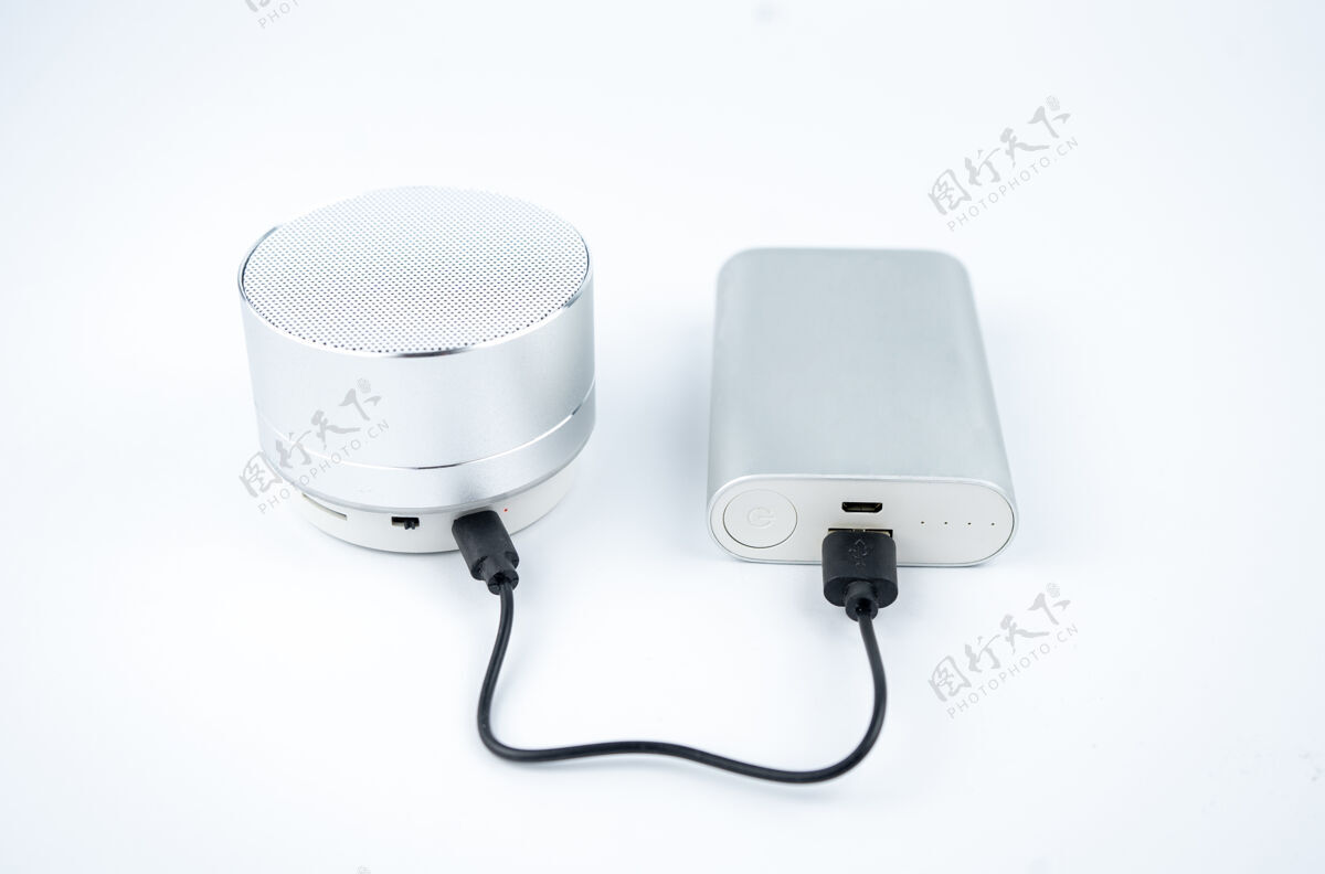 充电器新的无线灰色无名氏迷你扬声器充电电源银行白色背景数字现代音频