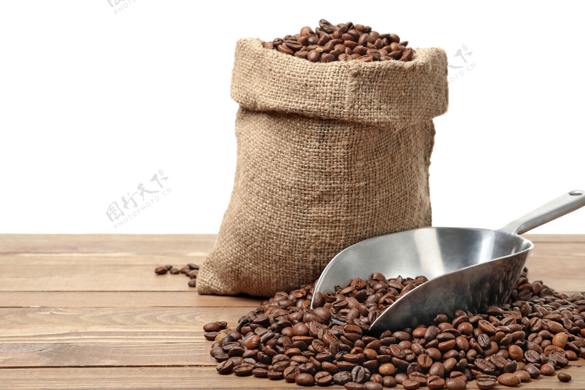 勺子包上咖啡豆 舀在桌子上香味阿拉比卡咖啡