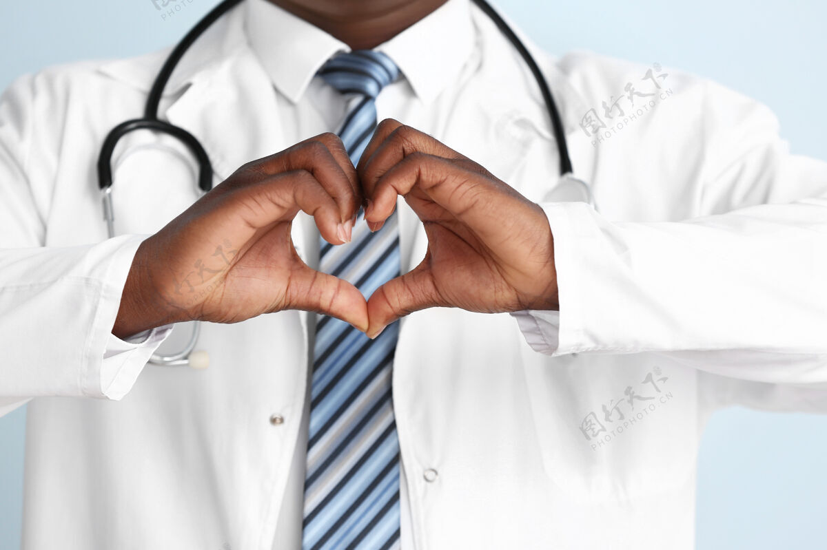 医生非洲裔美国医生用手做心脏 特写病人男性成人
