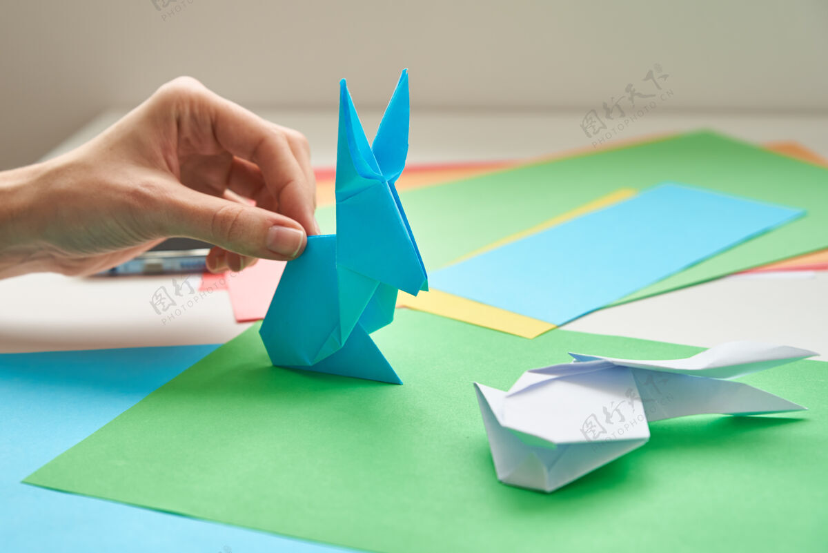 复活节折纸课女人用彩纸做折纸复活节兔子diy概念传统教育Diy