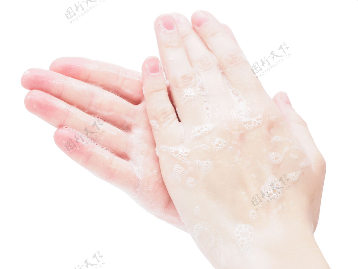 皮肤在白色背景上用抗菌肥皂洗手 特写手潮湿清洁