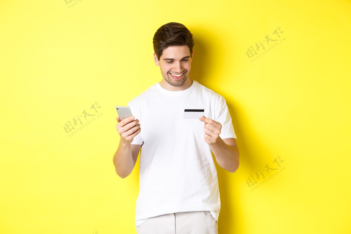 生活方式网上订购的家伙 在移动应用程序中注册信用卡买家电话男人