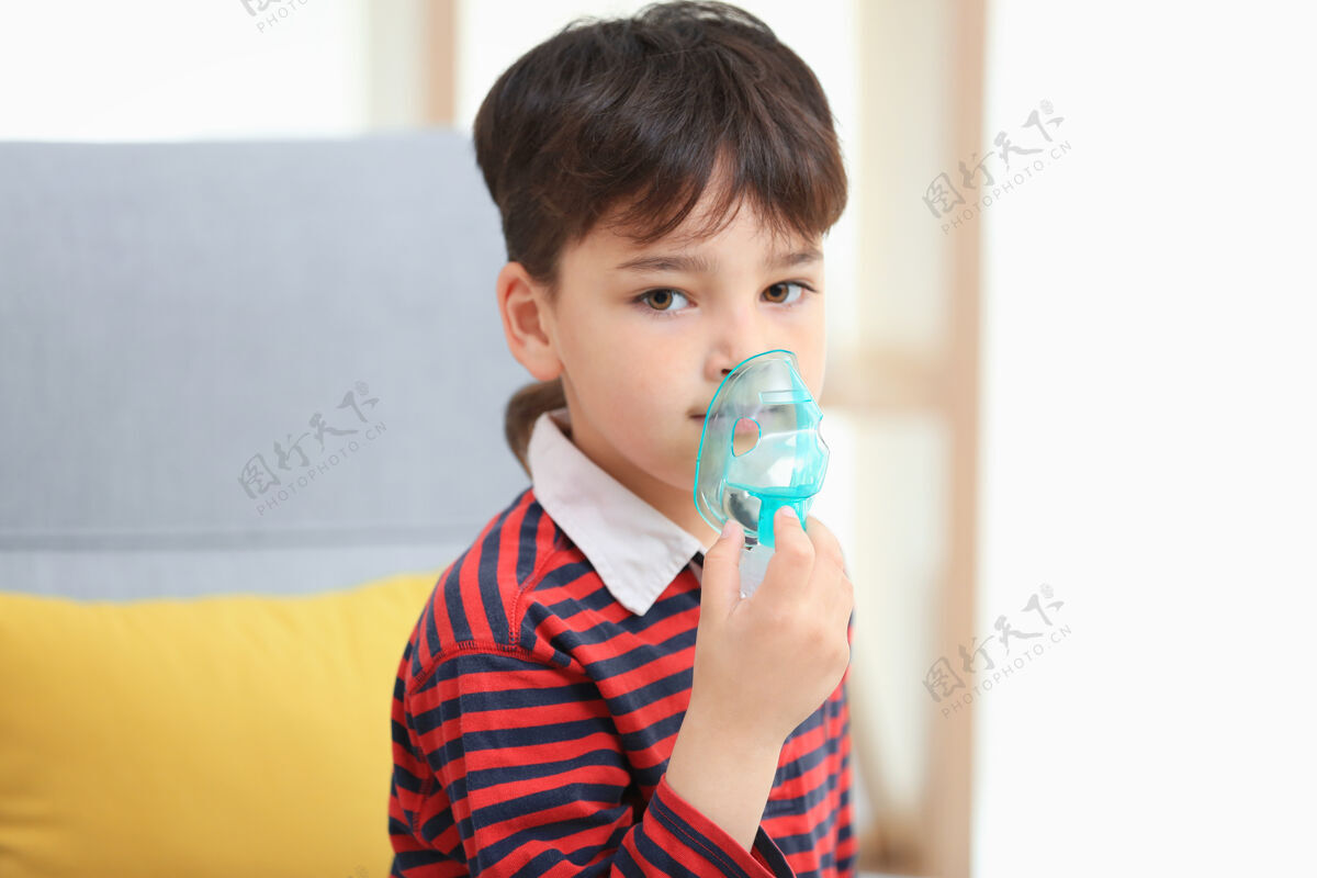 过敏孩子在家里用哮喘机问题疾病治疗