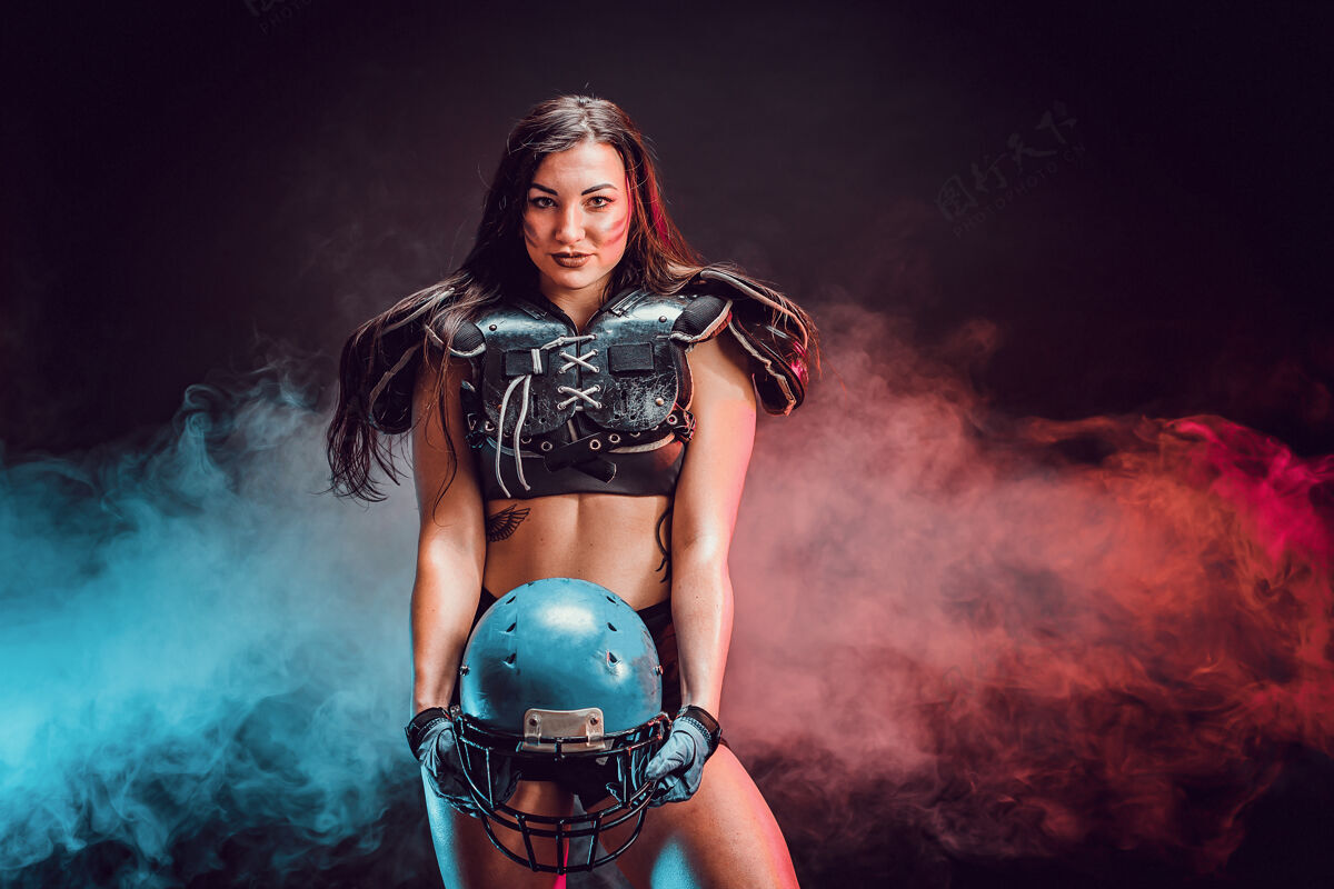 设备年轻的黑发女郎穿着性感的橄榄球运动员制服摆姿势专业衣服诱惑