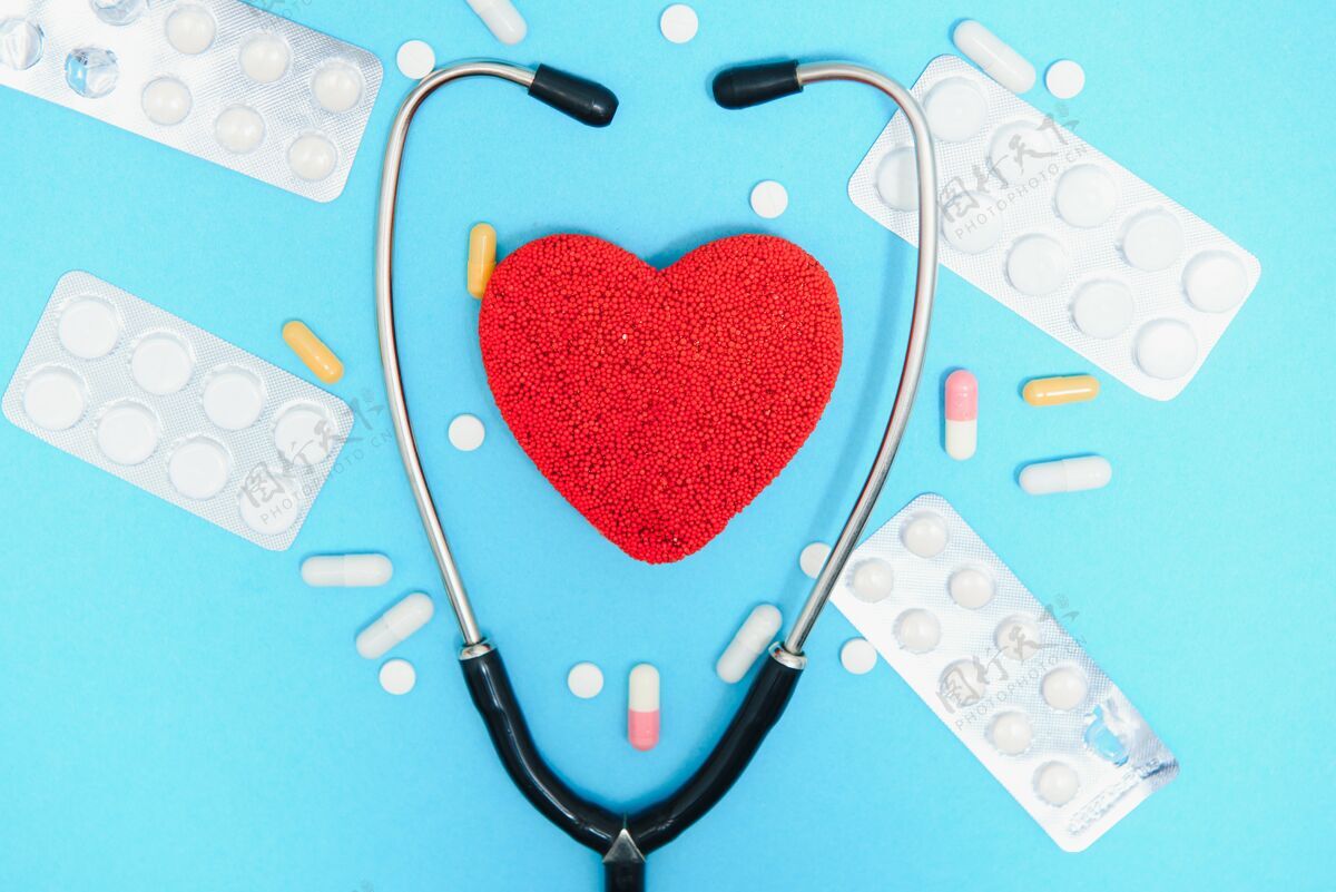 心脏和五颜六色的药物药片红色形状在蓝色背景顶视图 配药，心脏病学和医疗保健概念 库存照片 - 图片 包括有 降低, 形状: 104679824