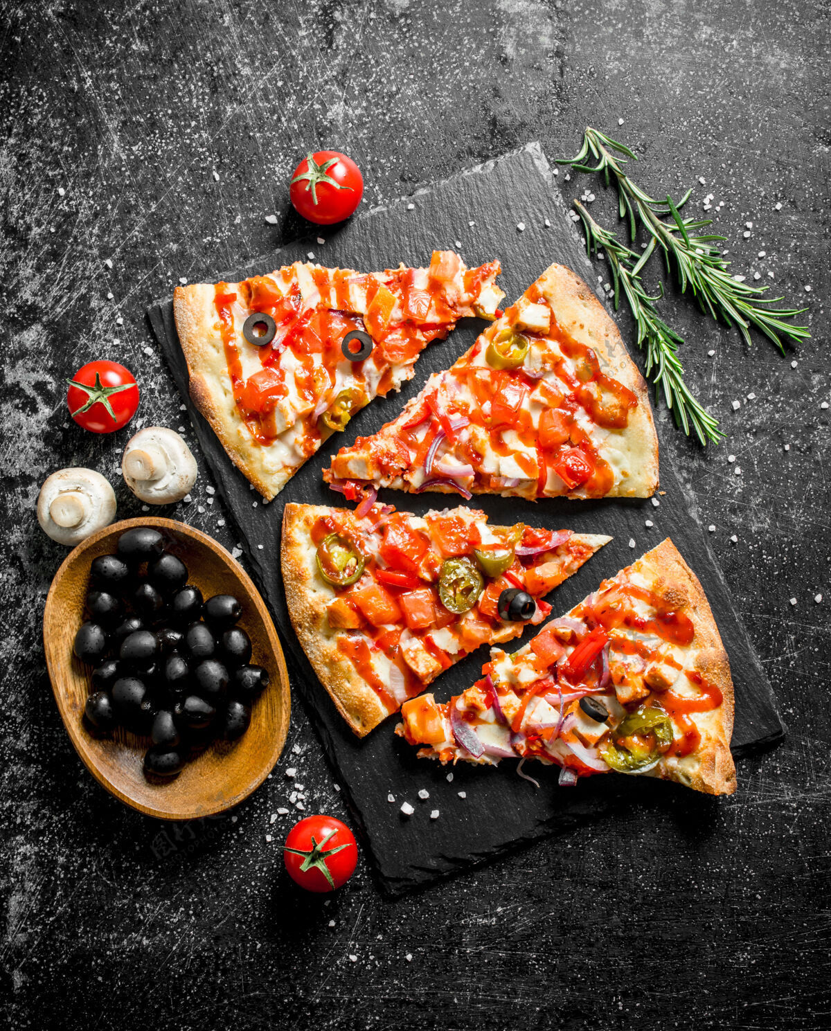 果皮墨西哥披萨片 番茄 橄榄和迷迭香放在深色的乡村餐桌上火腿红色辣椒