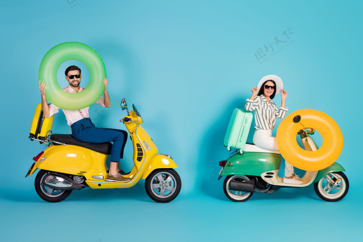 男人正面全尺寸个人资料照片两人骑自行车骑手司机驾驶直升机旅行夏季周末携带行李黄绿色救生圈隔离在蓝色墙上戒指女人微笑