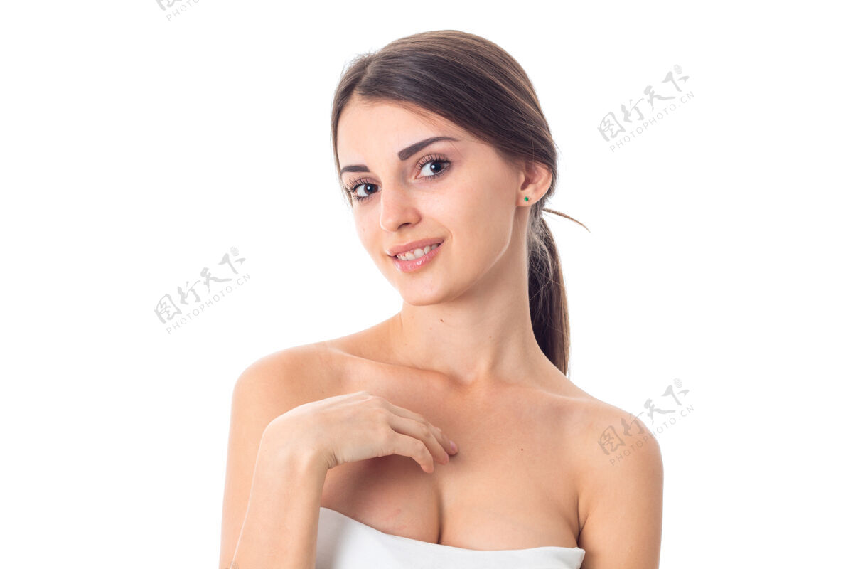 20岁快乐女人的肖像照在白色的墙上隔离着她的皮肤健康裸体候选人