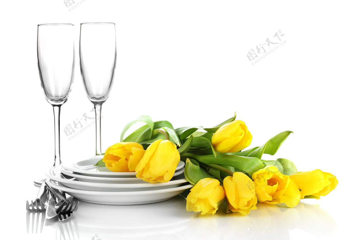 庆祝黄色的郁金香和白色的餐具自然桌子优雅