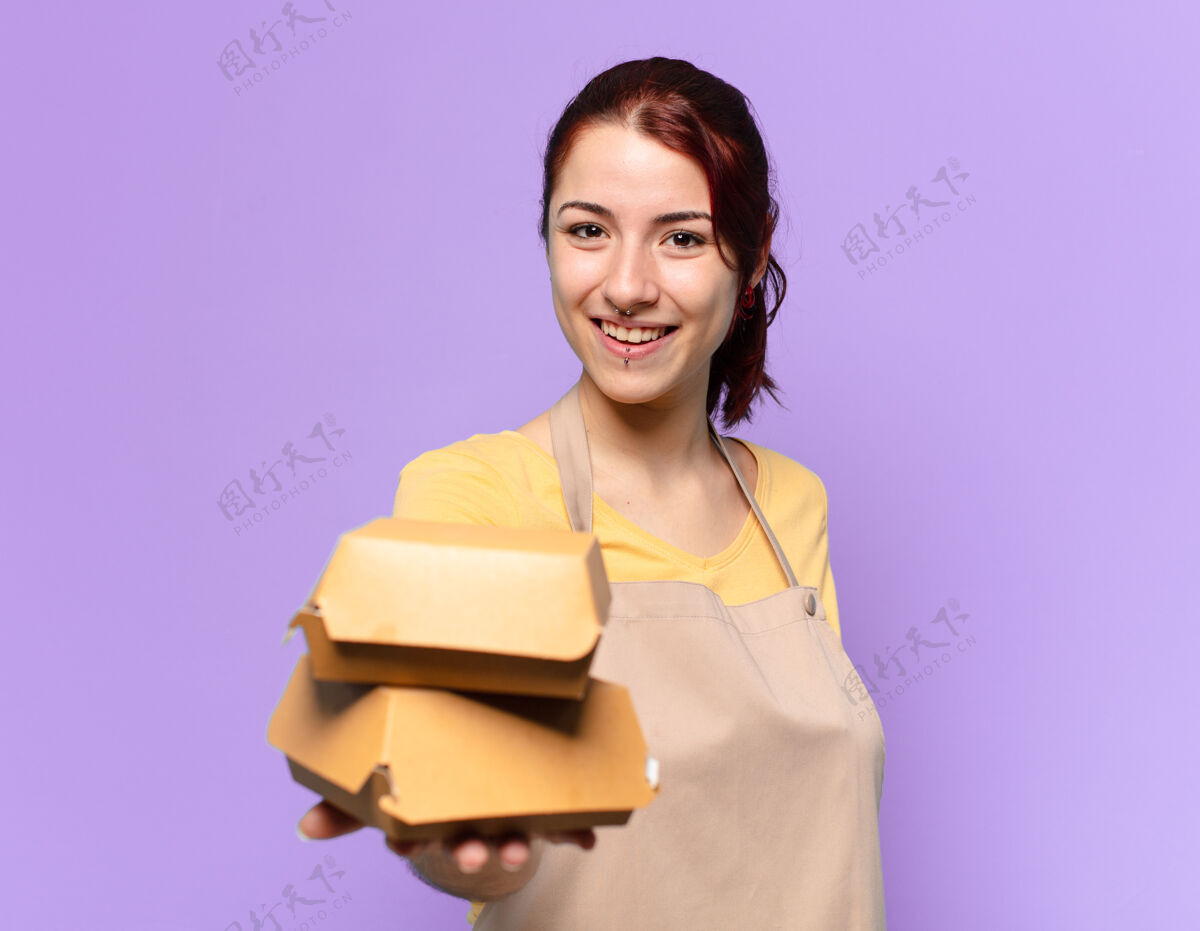 女性穿着围裙的女人外卖汉堡传递概念包装汉堡包晚餐